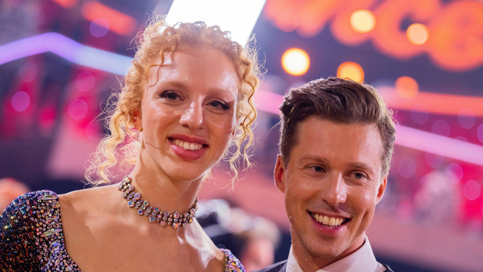 Anna Ermakova (l.) und Profiänzer Valentin Lusin