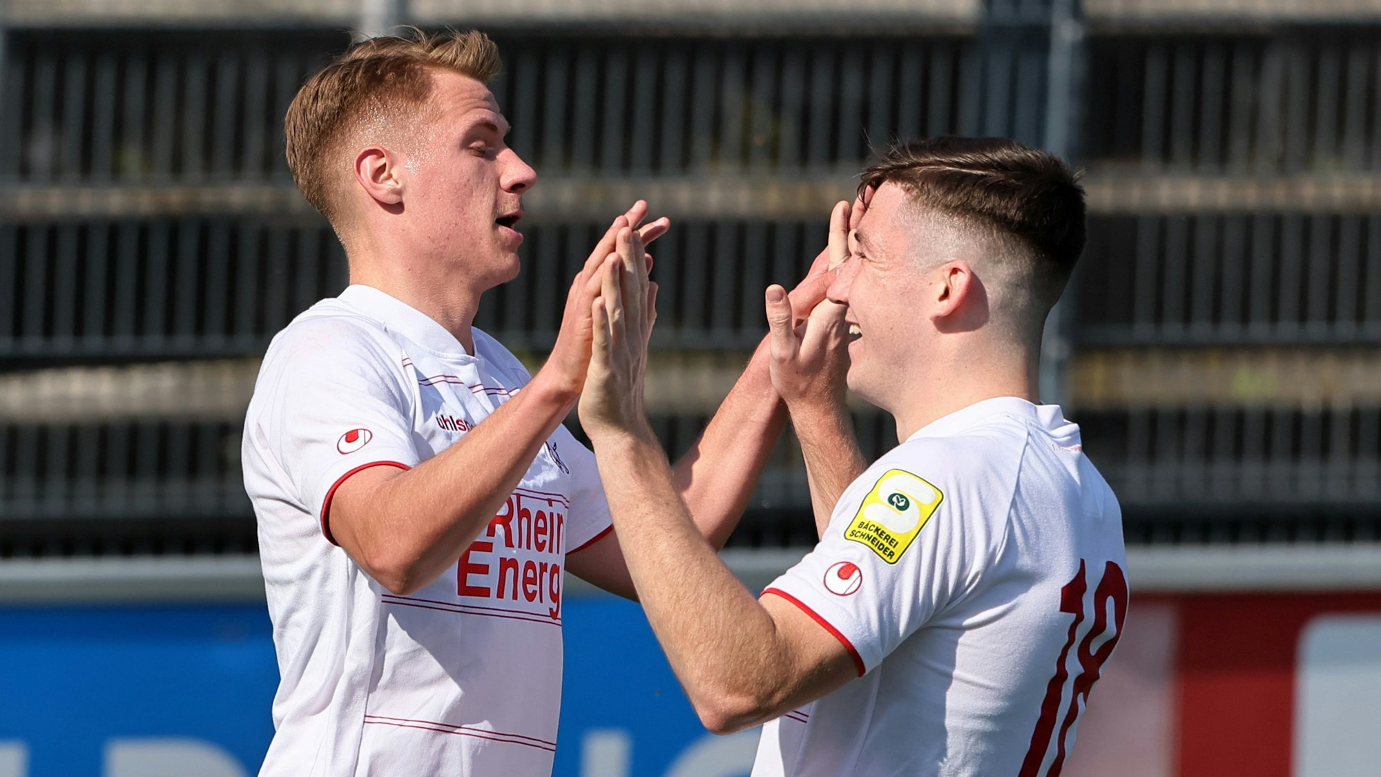 1.FC Köln U21 vs. Rot-Weiss Ahlen, Regionalliga West, von links Jubel nach dem Tor zum 2:0: Torschütze Joshua Schwirten, Hendrik Mittelstädt (1.FC Köln), 26.03.2022, Bild: Herbert Bucco