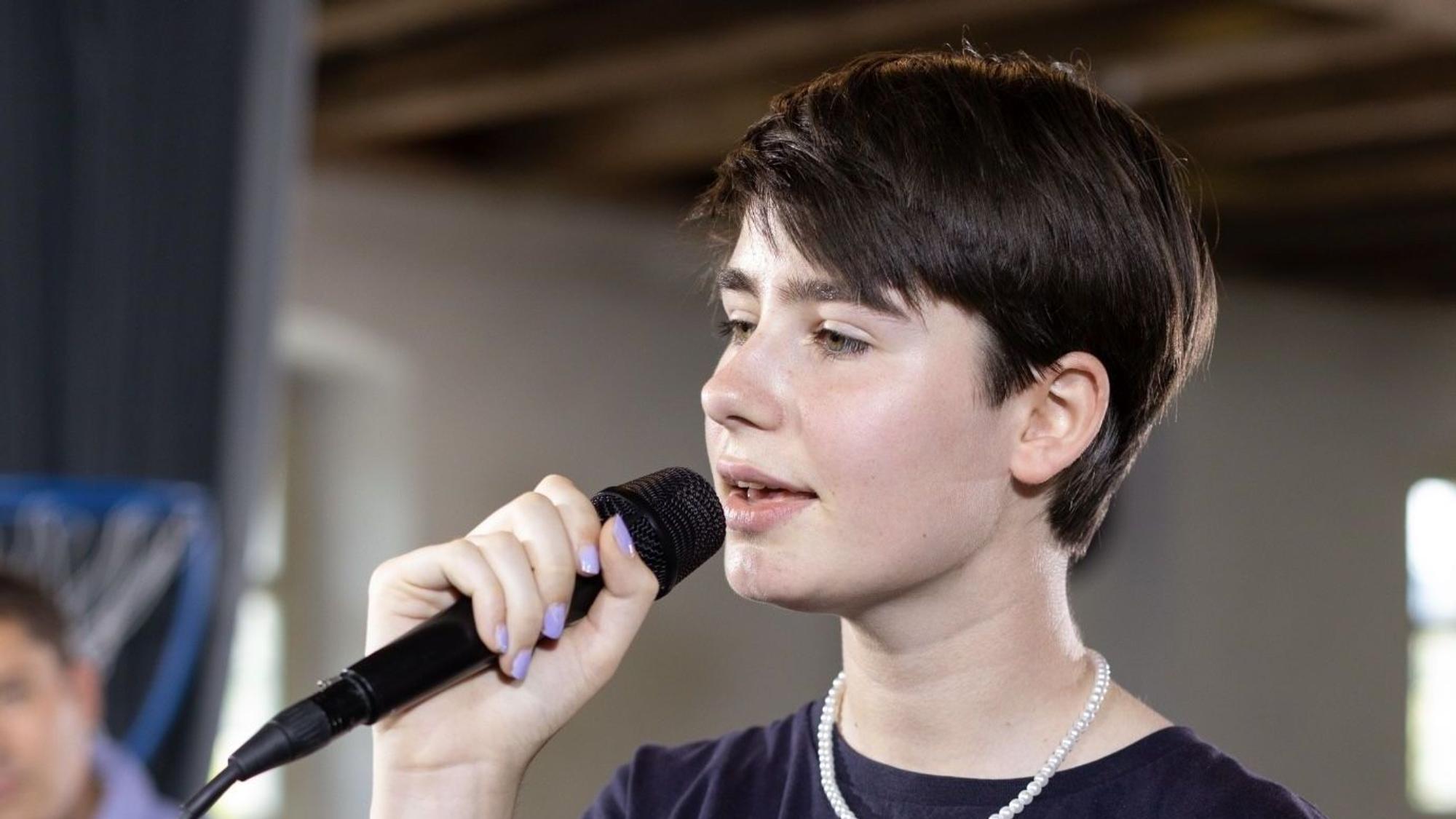 Leni Juhnke im Songwriting-Camp bei „Dein Song“ 2023 von ZDF und Kika
