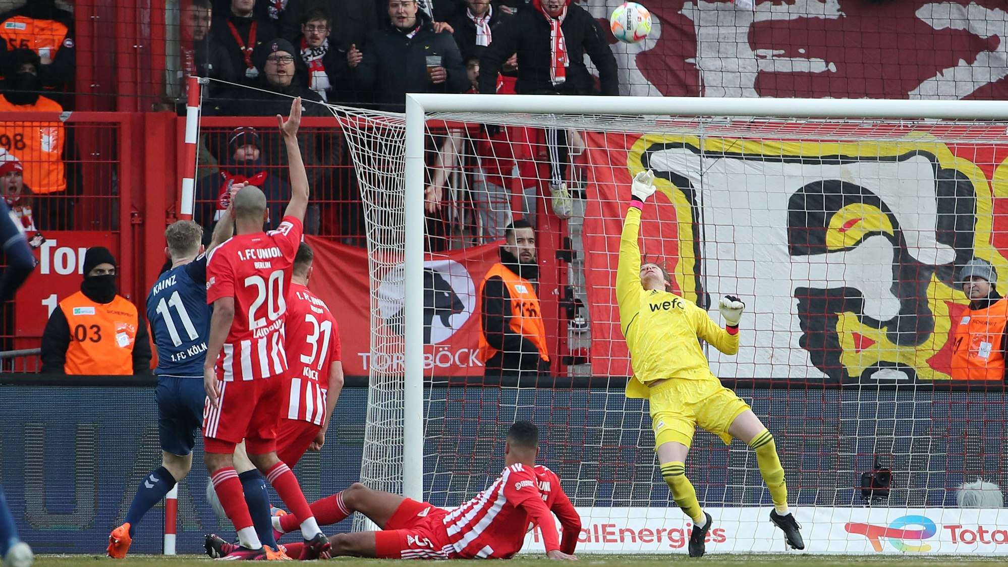 Torwart Frederik Rönnow rettet gegen Florian Kainz / / Fußball Fussball / Bundesliga Herren DFL / 23. Spieltag Saison 2022/2023 / 04.03.2023 / 1.FC Union Berlin FCU vs. 1.FC Köln / DFL regulations prohibit any use of photographs as image sequences and/or quasi-video. / *** Goalkeeper Frederik Rönnow saves against Florian Kainz Sport Fußball Bundesliga Herren DFL 23 Spieltag Saison 2022 2023 04 03 2023 1 FC Union Berlin FCU vs 1 FC Köln DFL regulations prohibit any use of photographs as image sequences and or quasi video