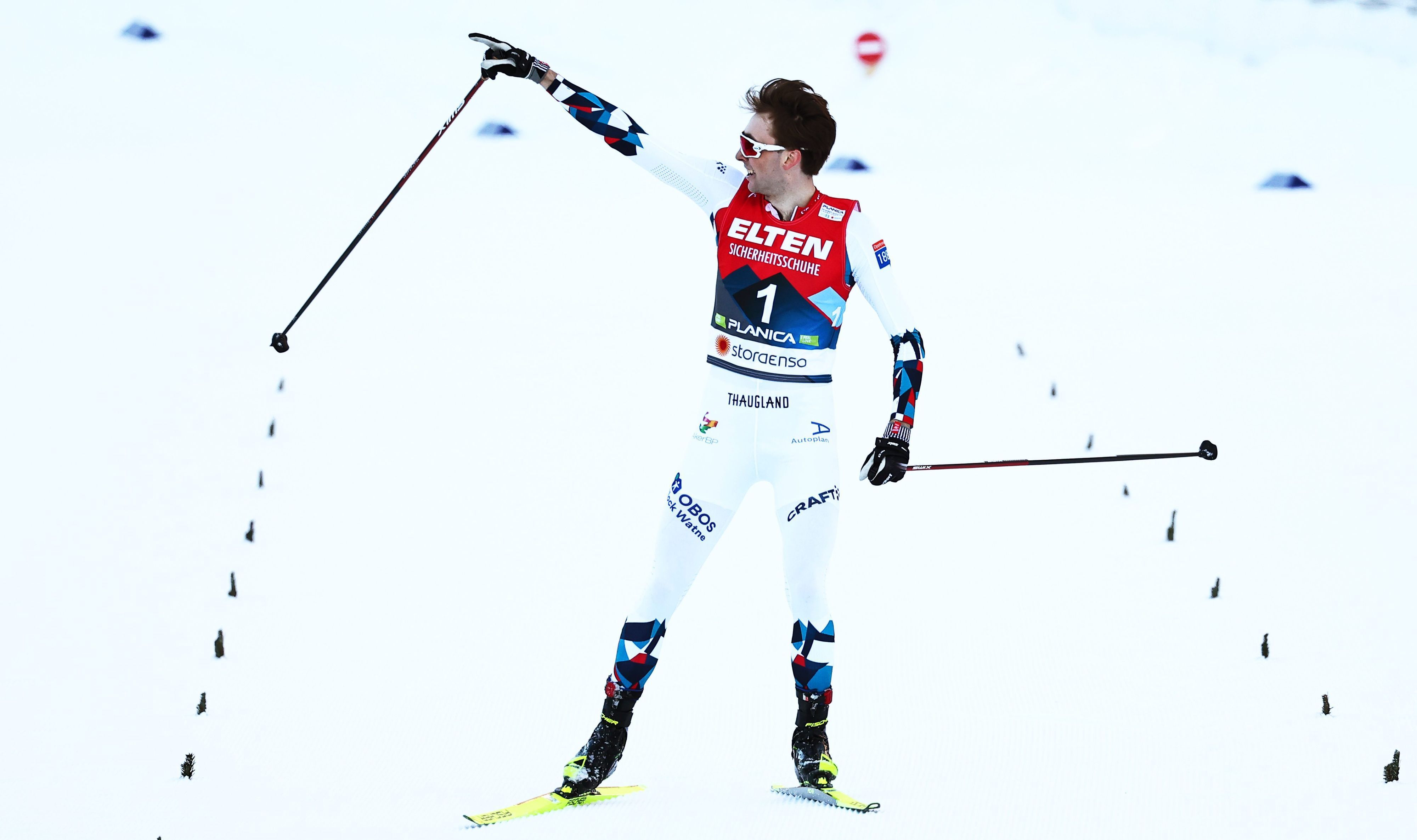 Jarl Magnus Riiber aus Norwegen jubelt auf der Ziellinie.