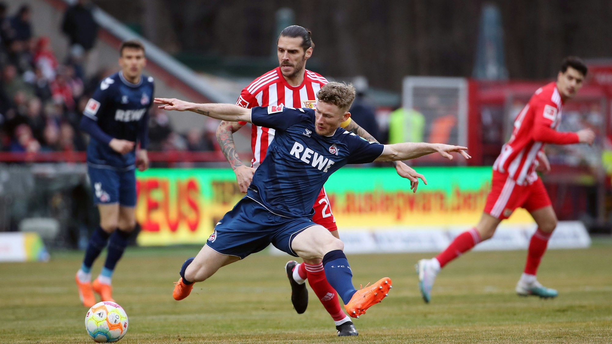 Christopher Trimmel, Florian Kainz / Zweikampf / Spielszene / Aktion / / Fußball Fussball / Bundesliga Herren DFL / 23. Spieltag Saison 2022/2023 / 04.03.2023 / 1.FC Union Berlin FCU vs. 1.FC Köln / DFL regulations prohibit any use of photographs as image sequences and/or quasi-video. / *** Christopher Trimmel, Florian Kainz Zweikampf Spielzene Aktion Sport Fußball Bundesliga Herren DFL 23 Spieltag Saison 2022 2023 04 03 2023 1 FC Union Berlin FCU vs 1 FC Köln DFL regulations prohibit any use of photographs as image sequences and or quasi video