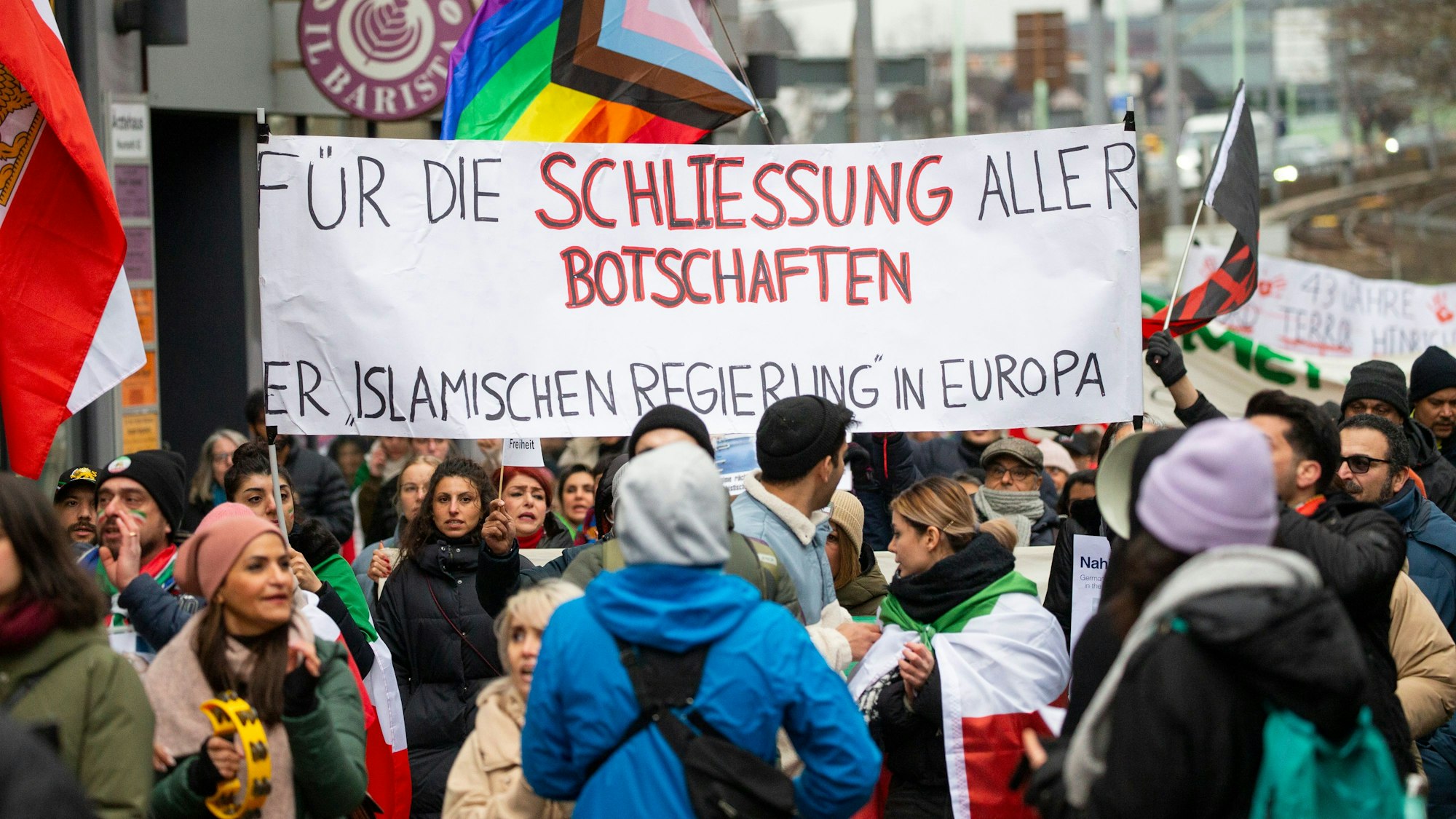 Demonstrierende halten ein Banner in die Luft.