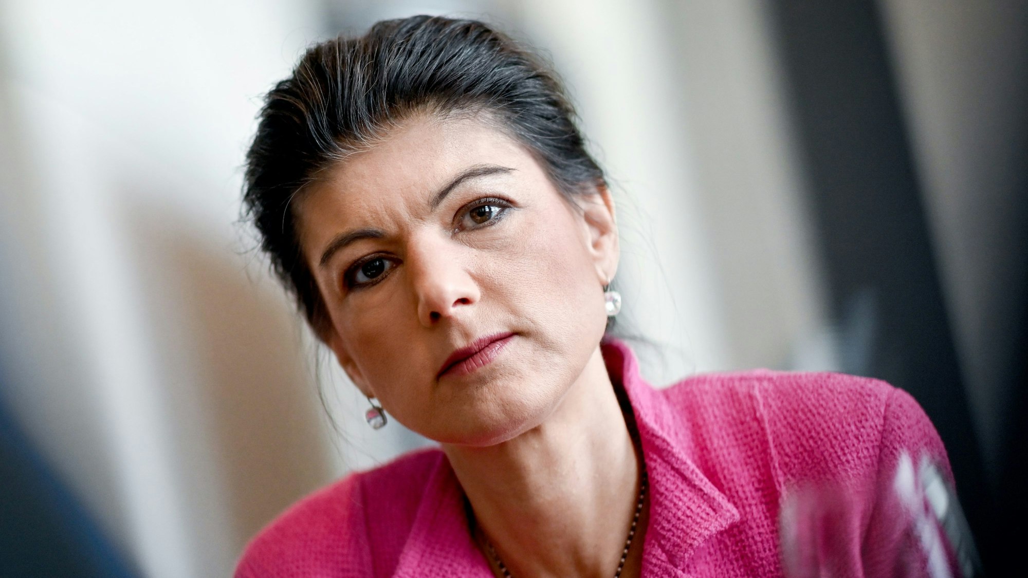Sahra Wagenknecht, damals Fraktionsvorsitzende der Partei Die Linke, steht im Bundestag am Rande eines dpa-Interviews. Die Bundestagsabgeordnete Sahra Wagenknecht will nicht mehr für die Linke kandidieren.