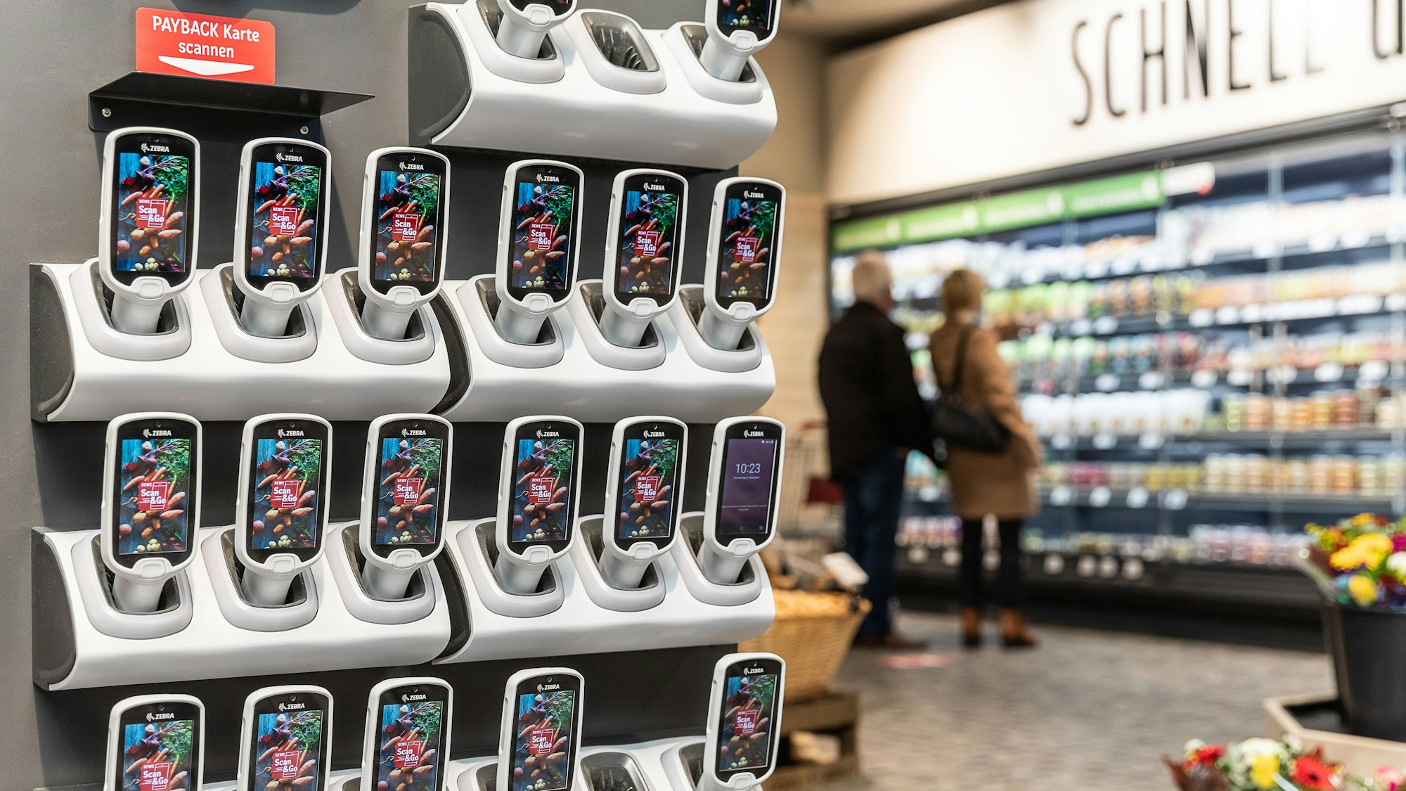 Mit einem mobilen Scanner können Kunden ihre Einkäufe erfassen, hier in einem Rewe-Markt.