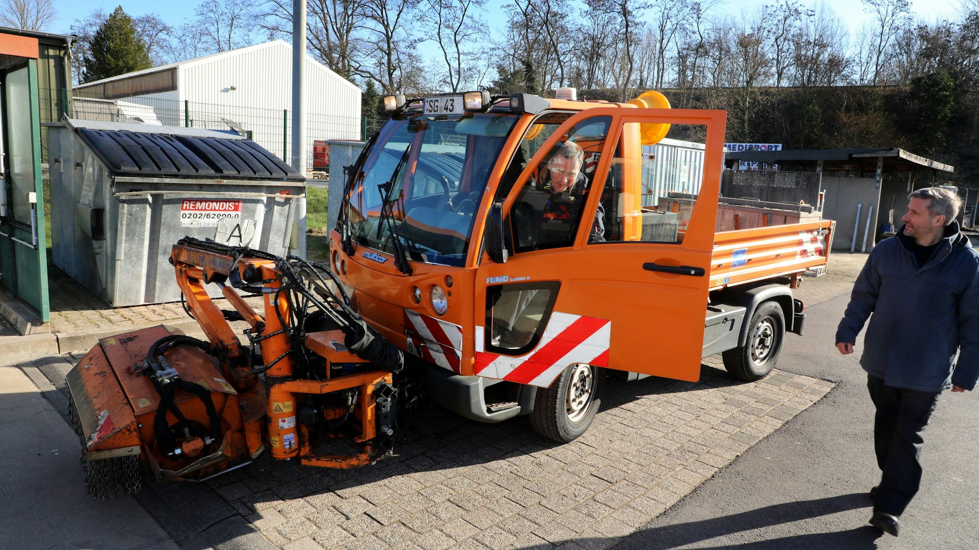 Feuerwehrchef Jörg Köhler steuert das Multicar nach Gladbach.