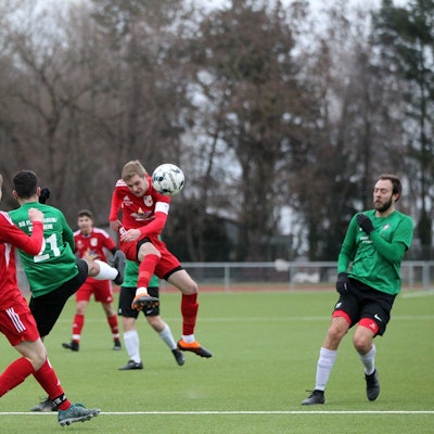Setzt sich hier gegen Flamersheim-Kirchheims Spieler durch: Dahlem-Schmidtheims Kapitän Niklas Hahn.