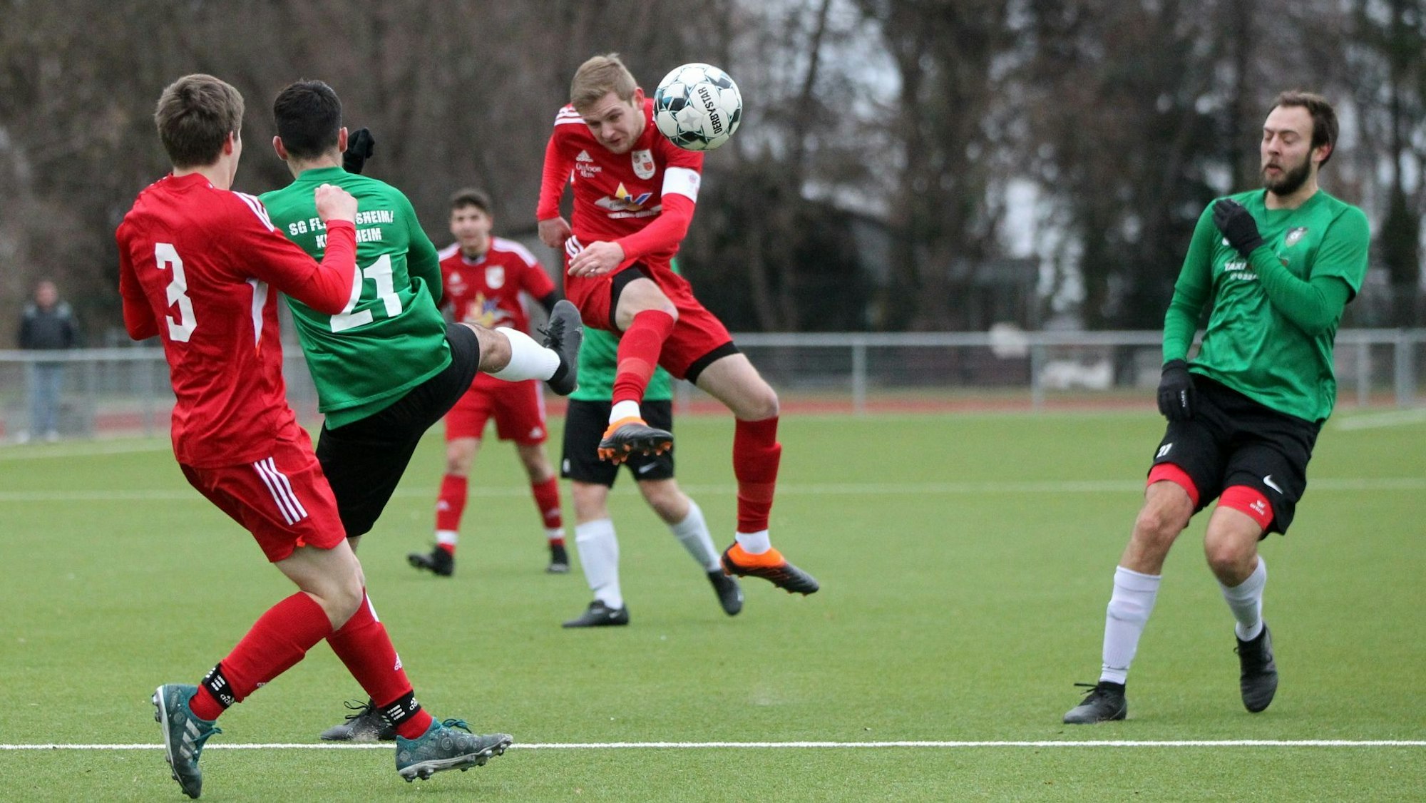 Setzt sich hier gegen Flamersheim-Kirchheims Spieler durch: Dahlem-Schmidtheims Kapitän Niklas Hahn.