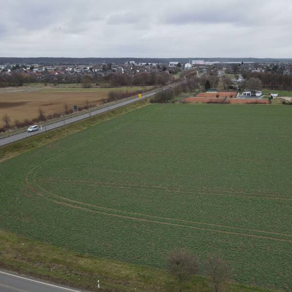 Eine unbebaute Fläche wird von schräg oben gezeigt.