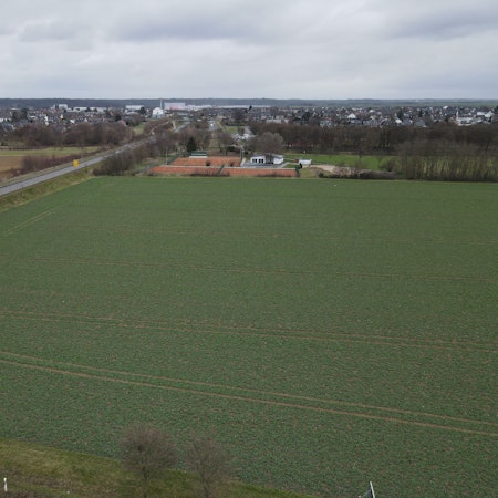 Eine unbebaute Fläche wird von schräg oben gezeigt.