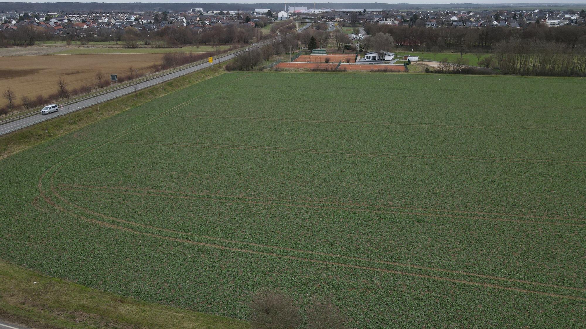 Luftbild: Auf dieses Gelände an der K11 soll die neue Feuerwache in der Gemeinde Weilerswist entstehen.