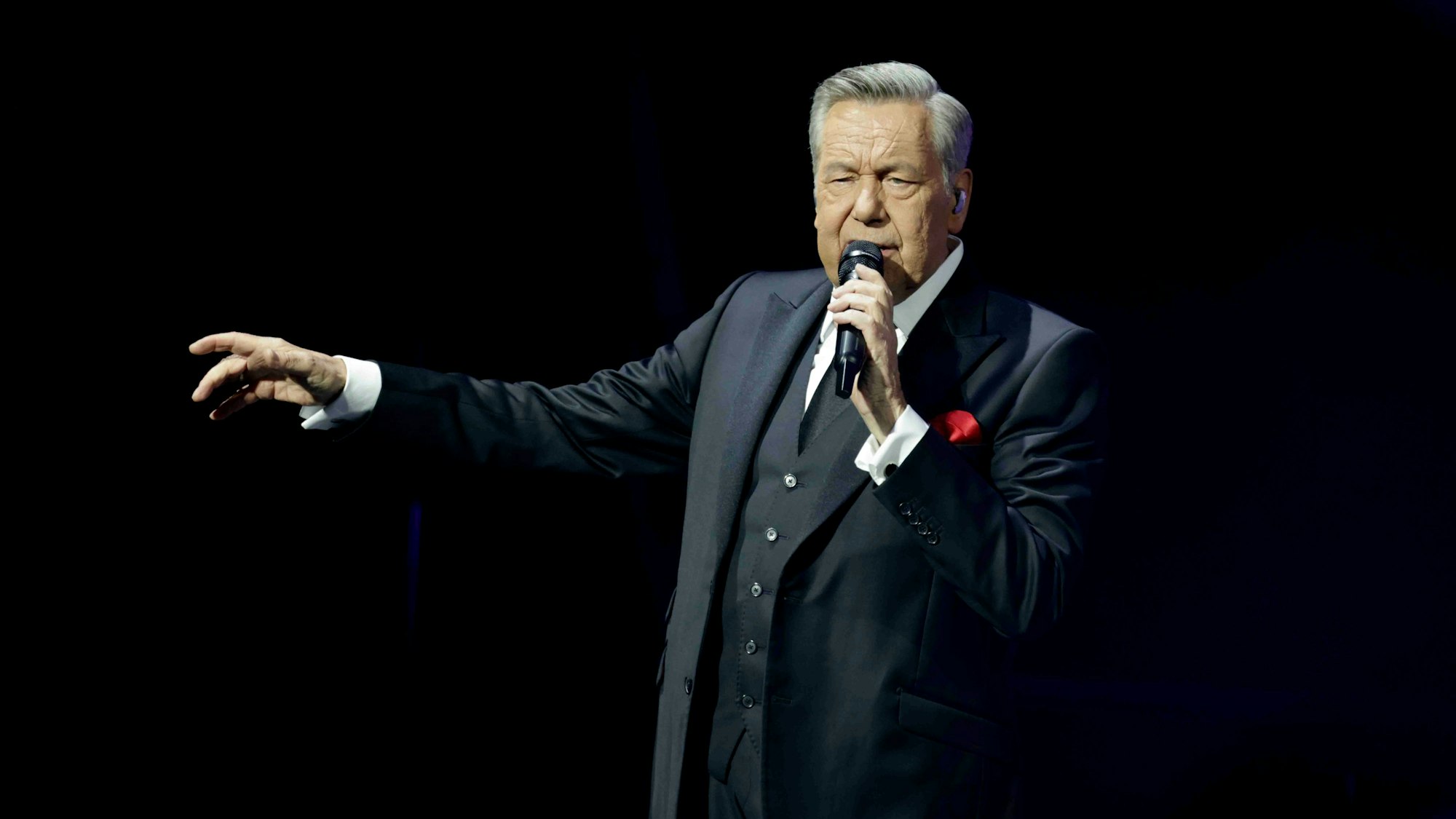 Roland Kaiser auf der Bühne der Lanxess-Arena.