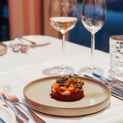 Ein gedeckter Tisch in einem