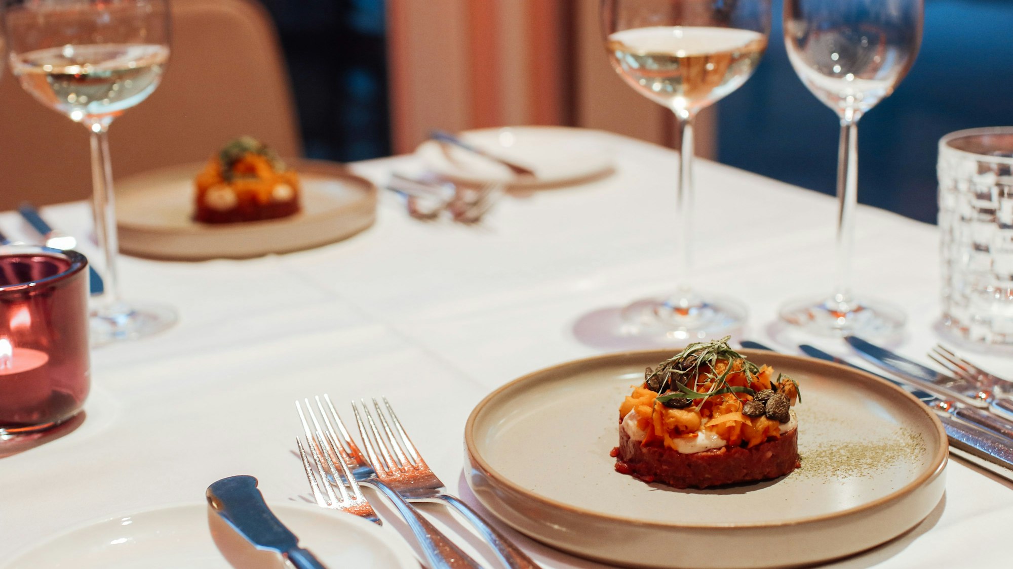 Ein gedeckter Tisch in einem