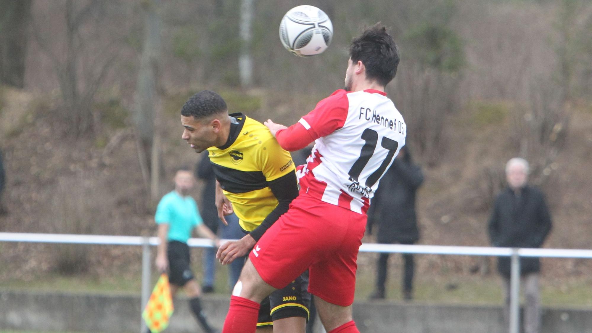 Kenan Akalp gewinnt das Kopfball-Duell.