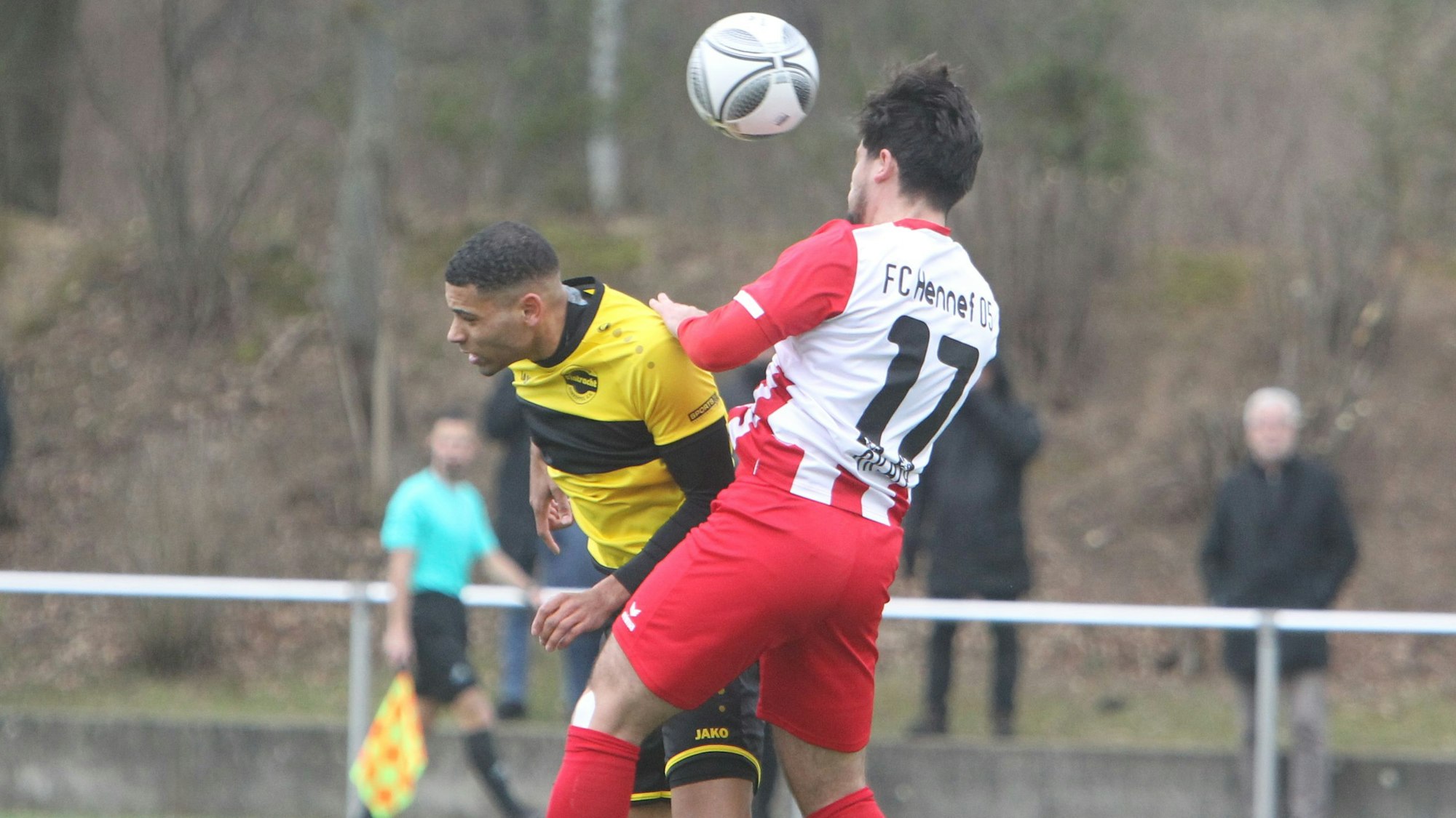 Kenan Akalp gewinnt das Kopfball-Duell.