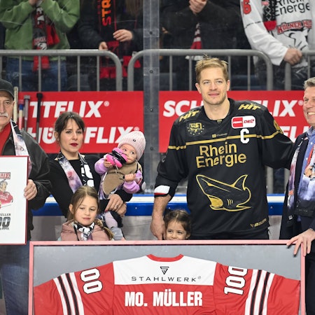 Ehrung von Moritz Mueller Koelner Haie, 91 mit dem historischem Hai auf seinem Trikot. Dabei Ehefrau und Kinder. Koelner Haie vs. Bietigheim Steelers, Eishockey, Penny DEL, 60. Spieltag, Saison 2022/2023, 05.03.2023 Koelner Haie vs. Bietigheim Steelers, Eishockey, Penny DEL, 60. Spieltag, Saison 2022/2023, 05.03.2023 Koeln *** Honoring Moritz Mueller Koelner Haie, 91 with the historic shark on his jersey Doing so wife and children Koelner Haie vs Bietigheim Steelers, ice hockey, penny DEL, 60 matchday, season 2022 2023, 05 03 2023 Koelner Haie vs Bietigheim Steelers, ice hockey, penny DEL, 60 matchday, season 2022 2023, 05 03 2023 Koeln Copyright: xEibner-Pressefoto/ThomasxHaeslerx EP_EER