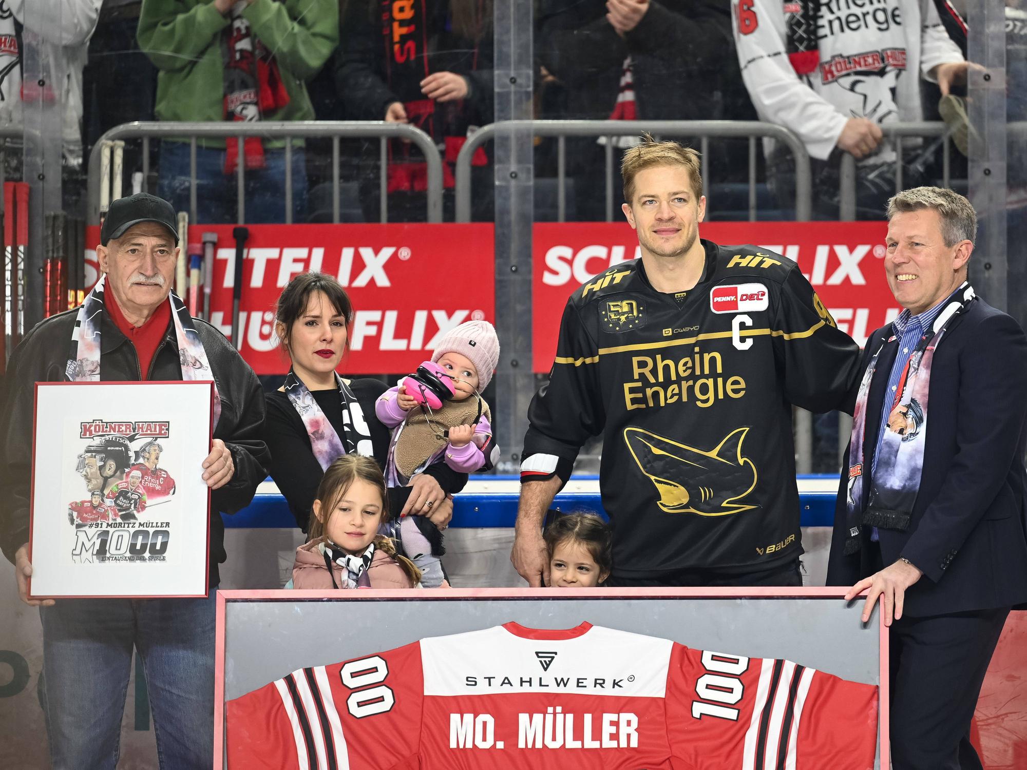 Ehrung von Moritz Mueller Koelner Haie, 91 mit dem historischem Hai auf seinem Trikot. Dabei Ehefrau und Kinder. Koelner Haie vs. Bietigheim Steelers, Eishockey, Penny DEL, 60. Spieltag, Saison 2022/2023, 05.03.2023 Koelner Haie vs. Bietigheim Steelers, Eishockey, Penny DEL, 60. Spieltag, Saison 2022/2023, 05.03.2023 Koeln *** Honoring Moritz Mueller Koelner Haie, 91 with the historic shark on his jersey Doing so wife and children Koelner Haie vs Bietigheim Steelers, ice hockey, penny DEL, 60 matchday, season 2022 2023, 05 03 2023 Koelner Haie vs Bietigheim Steelers, ice hockey, penny DEL, 60 matchday, season 2022 2023, 05 03 2023 Koeln Copyright: xEibner-Pressefoto/ThomasxHaeslerx EP_EER