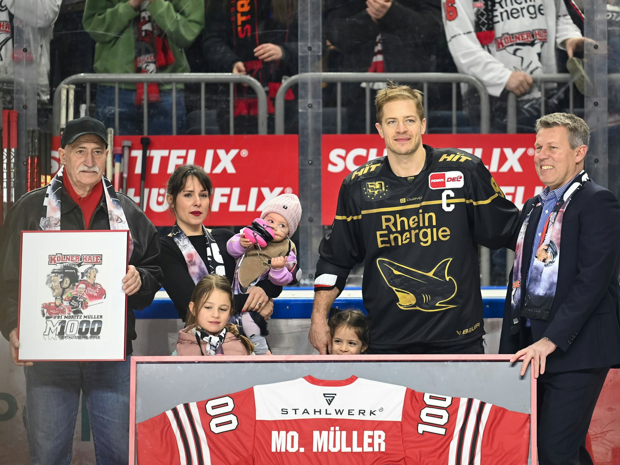 Ehrung von Moritz Mueller Koelner Haie, 91 mit dem historischem Hai auf seinem Trikot. Dabei Ehefrau und Kinder. Koelner Haie vs. Bietigheim Steelers, Eishockey, Penny DEL, 60. Spieltag, Saison 2022/2023, 05.03.2023 Koelner Haie vs. Bietigheim Steelers, Eishockey, Penny DEL, 60. Spieltag, Saison 2022/2023, 05.03.2023 Koeln *** Honoring Moritz Mueller Koelner Haie, 91 with the historic shark on his jersey Doing so wife and children Koelner Haie vs Bietigheim Steelers, ice hockey, penny DEL, 60 matchday, season 2022 2023, 05 03 2023 Koelner Haie vs Bietigheim Steelers, ice hockey, penny DEL, 60 matchday, season 2022 2023, 05 03 2023 Koeln Copyright: xEibner-Pressefoto/ThomasxHaeslerx EP_EER