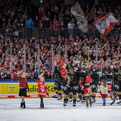 Die Kölner Mannschaft feiert mit den Fans den Einzug in die Playoffs.