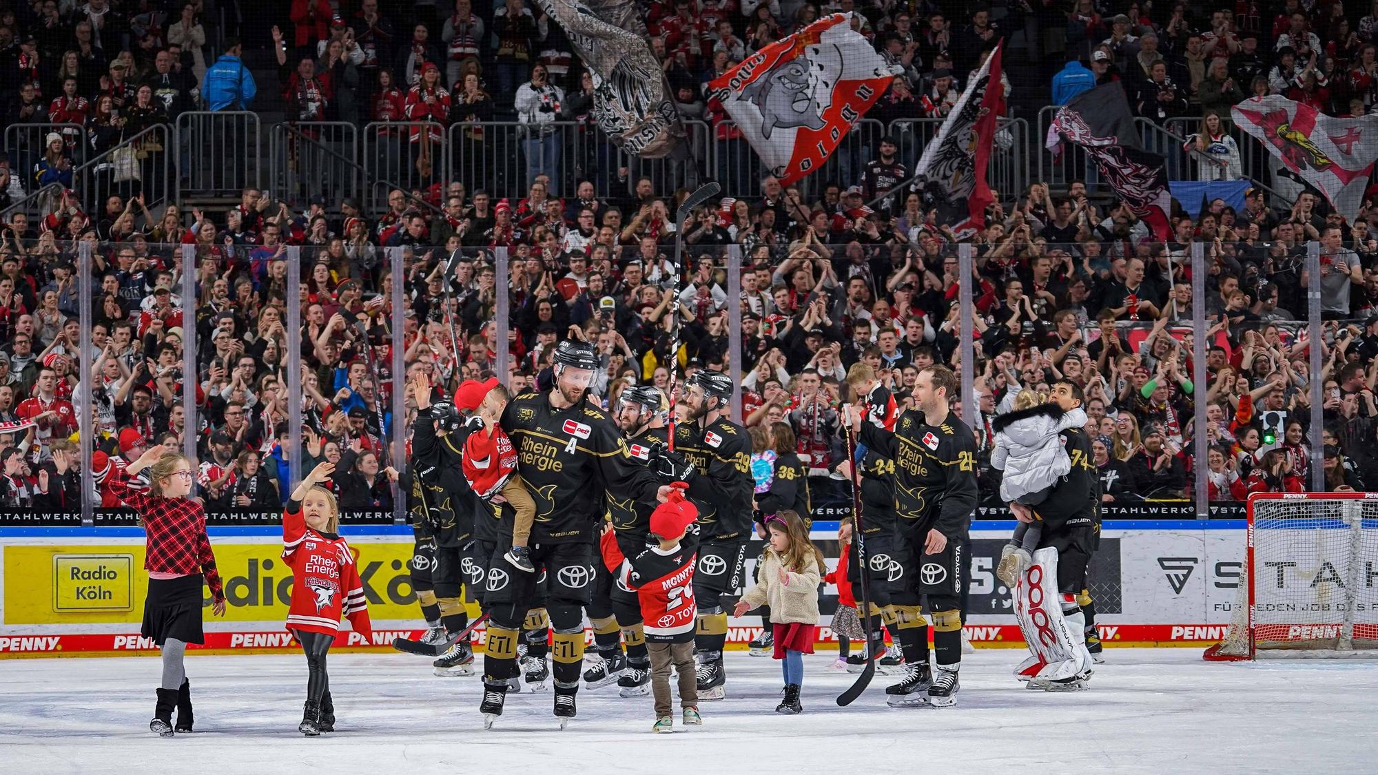 Die Kölner Mannschaft feiert mit den Fans den Einzug in die Playoffs.