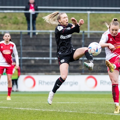 Leverkusens Elisa Senss (l.) blockt einen Schuss der Kölnerin Weronika Zaistowska.
