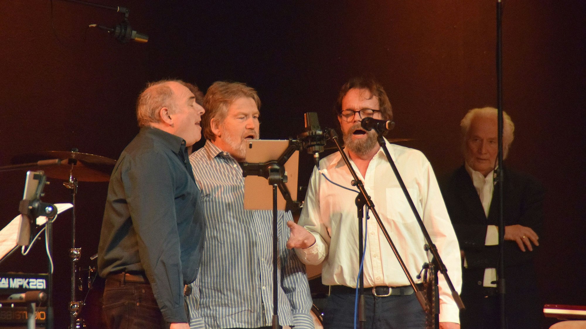 3. März 2023 Bornheim-Hersel. Konzert von Hannes Schöner in der Rheinhalle. Als Gäste begrüßte Hannes Schöner (rechts im Hintergrund) auch das "EU-semble", ein befreundetes A capella-Trio aus der Eifel. Foto: Frank Engel-Strebel