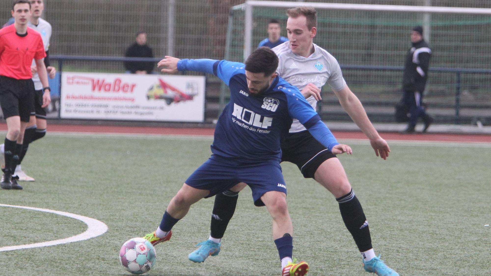 Berkay Cubukcu vom SC Uckerath (vorne) schirmt den Ball gegen Lars Radzey vom VfR Hangelar ab.