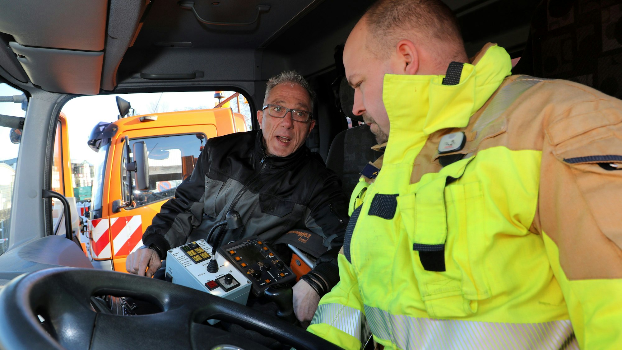 Werkstattleiter Michael Krusbersky (l.) weist Christian Fischer in die besondere Technik ein.