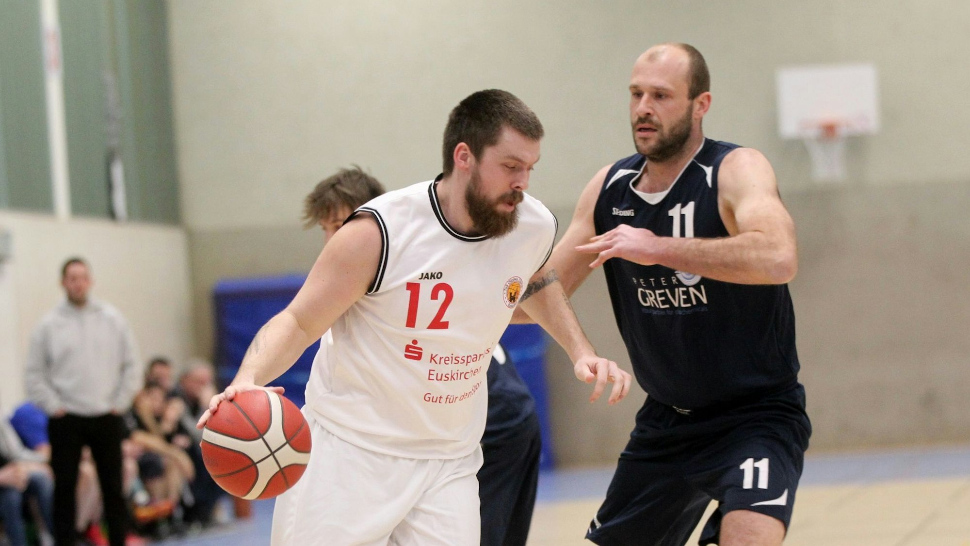 Auf dem Trikot steht die 12, am Ende des Spiels stand die 22: So viele Punkte erzielte Niko Wolter (l.) für sein Team.