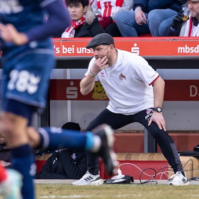 Trainer Steffen Baumgart von FC Köln pfeift seinem Team zu.