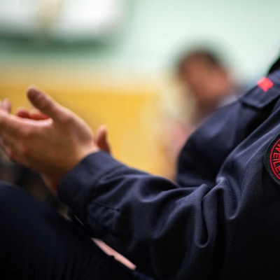 In der Ratssitzung klatscht ein Weilerswister Feuerwehr Beifall.