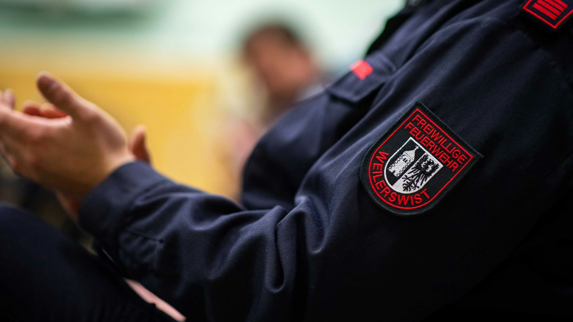 In der Ratssitzung klatscht ein Weilerswister Feuerwehr Beifall.