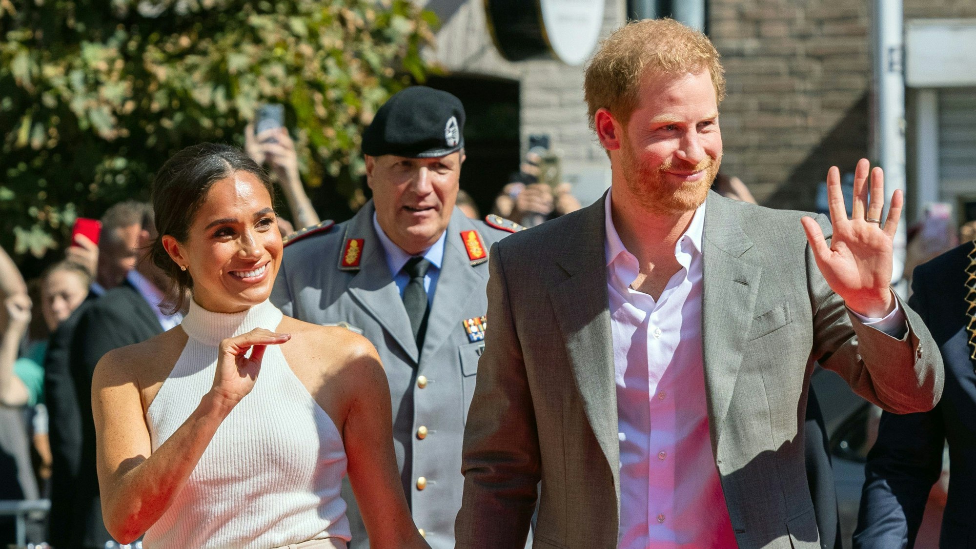 Der britische Prinz Harry (3.v.r., Herzog von Sussex, und seine Frau Meghan (l), Herzogin von Sussex, kommen vor dem Rathaus an. Wenige Tage vor dem erwarteten Start ihrer Dokuserie bei Netflix hat Herzogin Meghan eine Teilnahme an einer Reality-Show ausgeschlossen. (zu dpa: «Herzogin Meghan will nicht bei Reality-Show mitmachen») Foto: Rolf Vennenbernd/dpa +++ dpa-Bildfunk +++