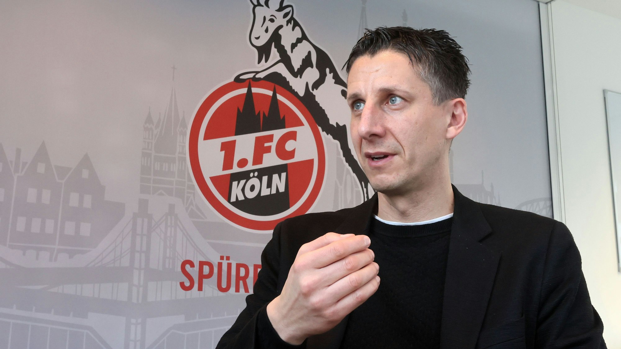 Keller vor dem FC-Logo.