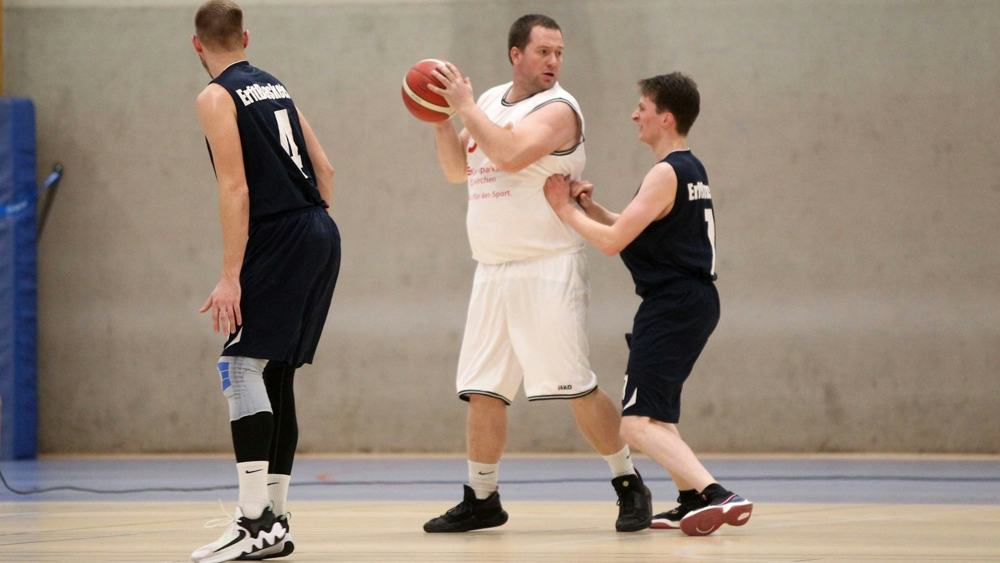 „Heute nicht, Freundchen“, scheint Zülpichs Spieler Christian Antons hier zu seinem Gegenspieler zu sagen. Den Ball gab er nicht her.