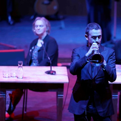 lit.COLOGNE – Die große Gala mit Literatur und Musik. Ein Mann spielt Trompete.