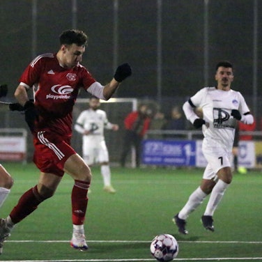 Ein Bild mit Symbolcharakter: Bessenich, hier Siggi Kunst, lief das ganze Spiel dem TuS Zülpich hinterher.