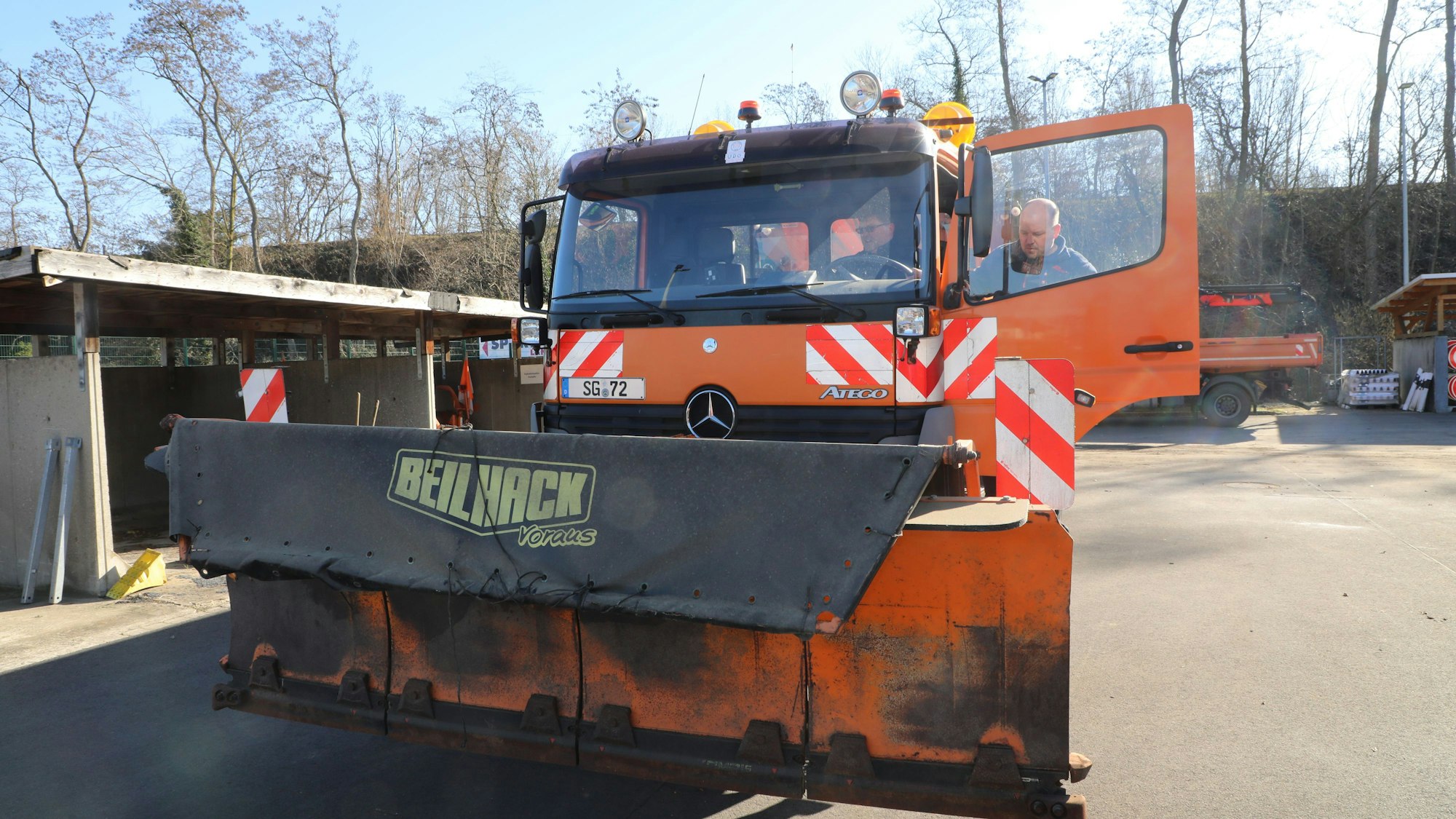 Auf dem Zandersgelände werden die Fahrzeuge später für den Konvoi aufbereitet.