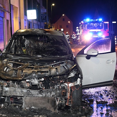 Blick auf den völlig ausgebrannten PKW.