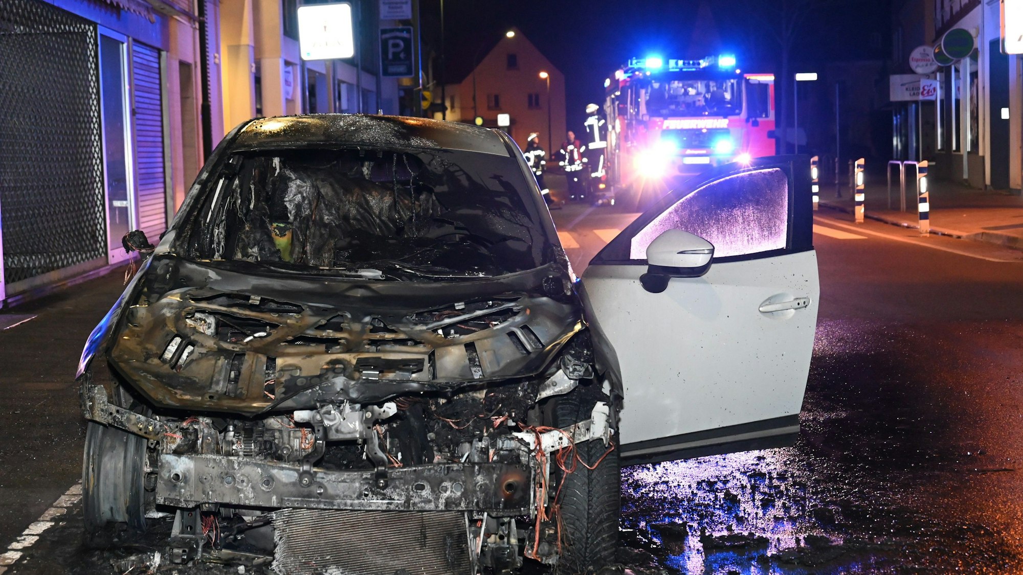 Blick auf den völlig ausgebrannten PKW.