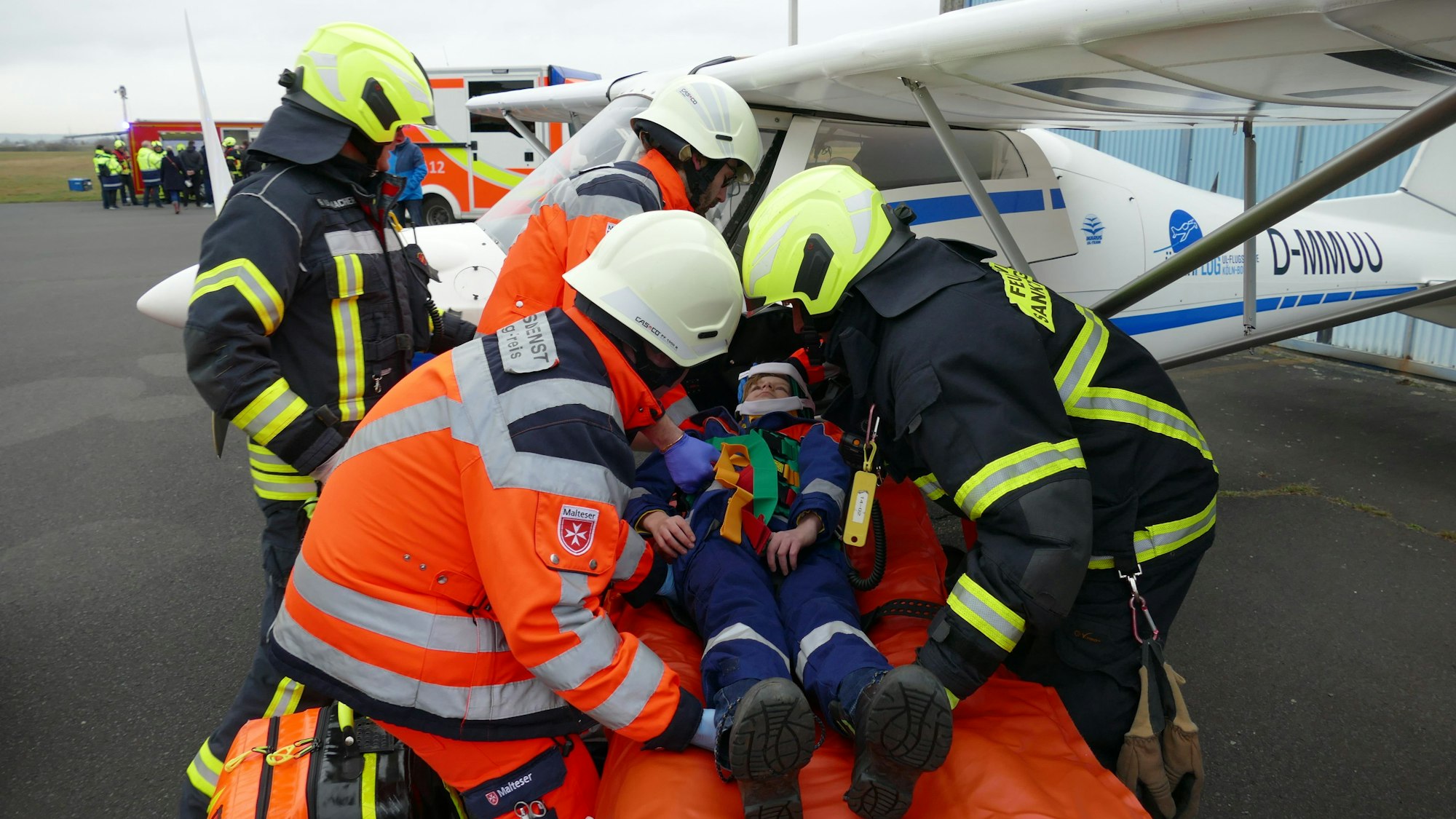 Der „Verletzte“ wird nach der Rettung vorsichtig auf eine Trage gelegt.