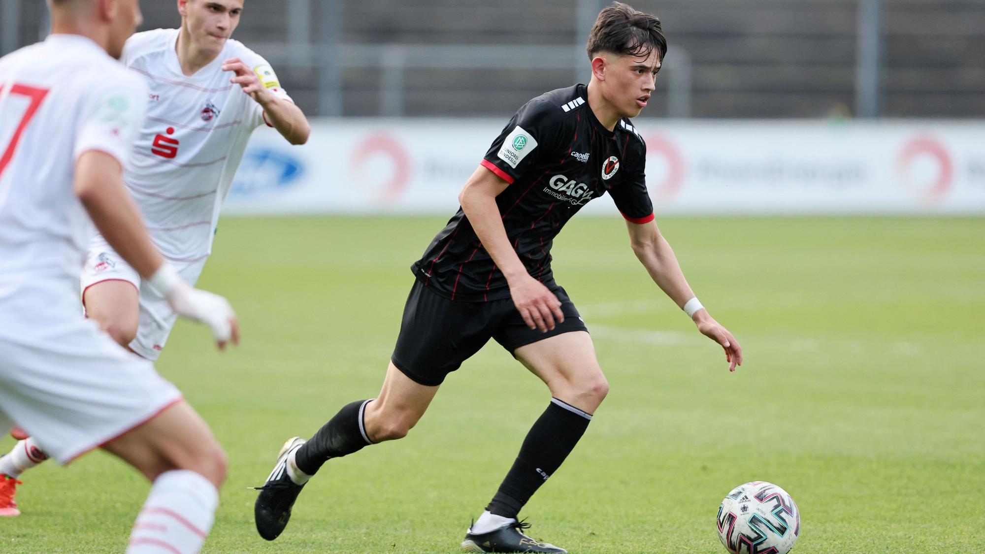 Mittelrhein Pokalfinale der A-Junioren,
1.FC Köln U19 vs. Viktoria Köln U19, rechts: Luca Ramon de Meester de Tilbourg (Viktoria), 18.05.2022, Bild: Herbert Bucco