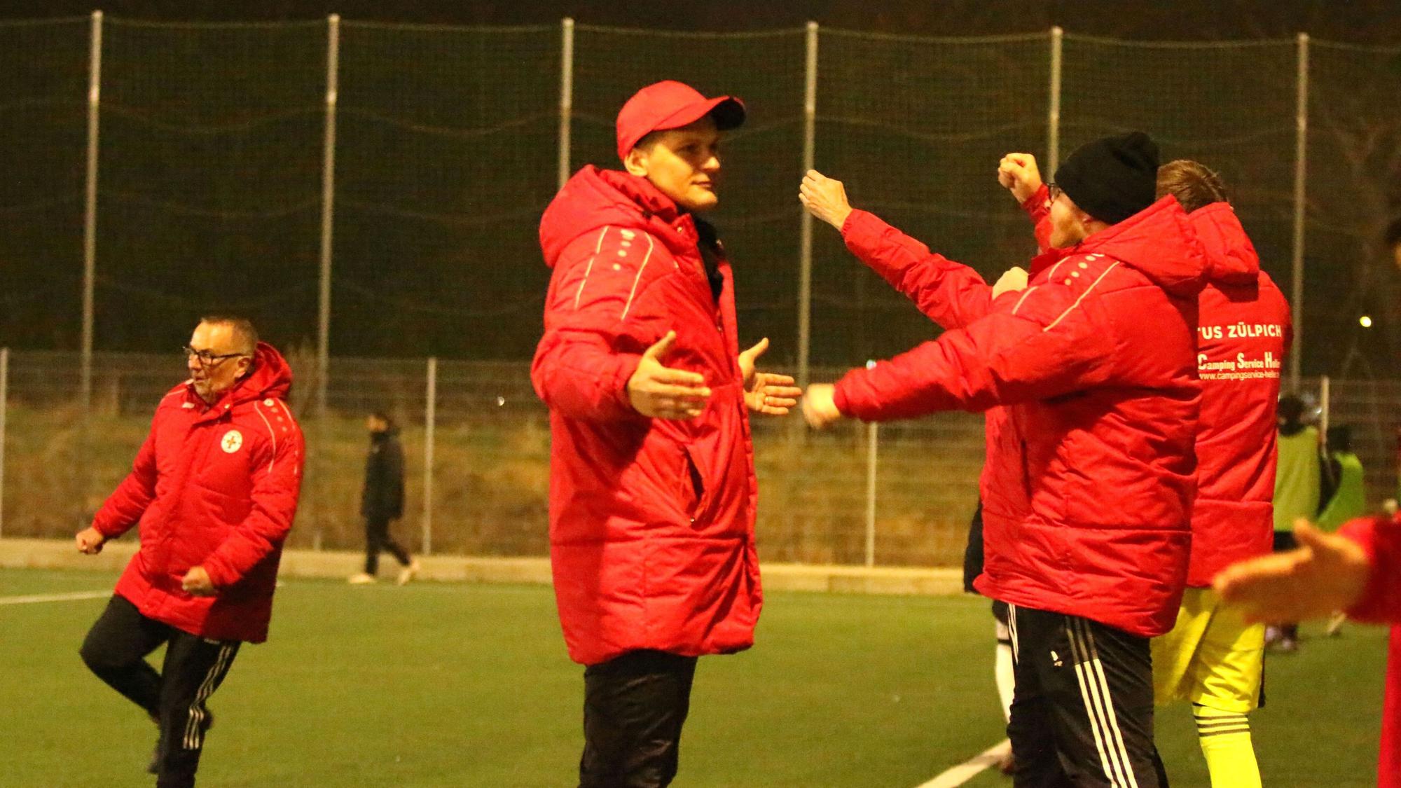 Feierte seinen ersten Sieg im ersten Spiel als Trainer der Bezirksliga-Mannschaft: Zülpichs David Sasse (mit Kappe).