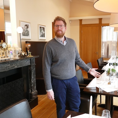 Der Besitzer eines Restaurants präsentiert sein neues Lokal.