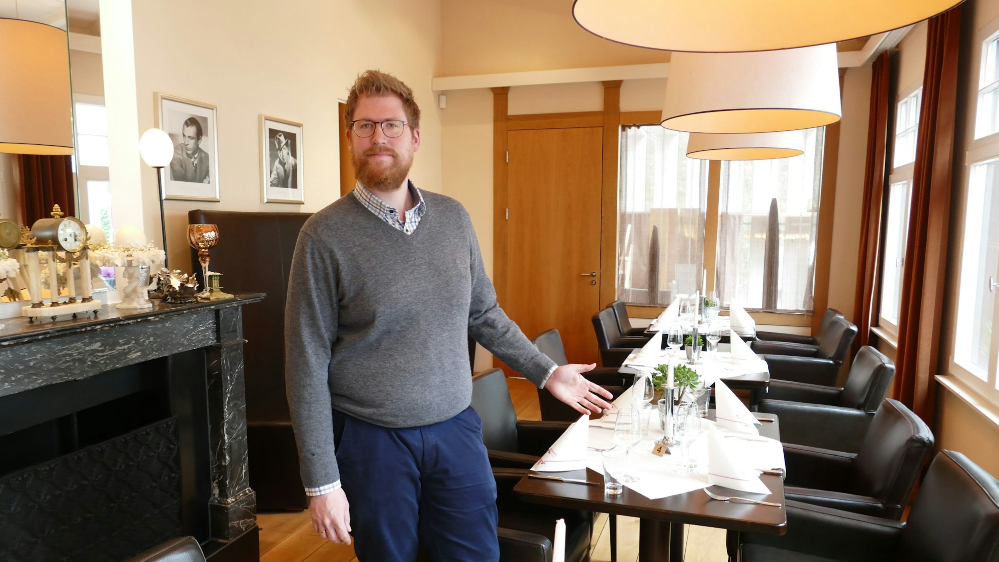 Der Besitzer eines Restaurants präsentiert sein neues Lokal.