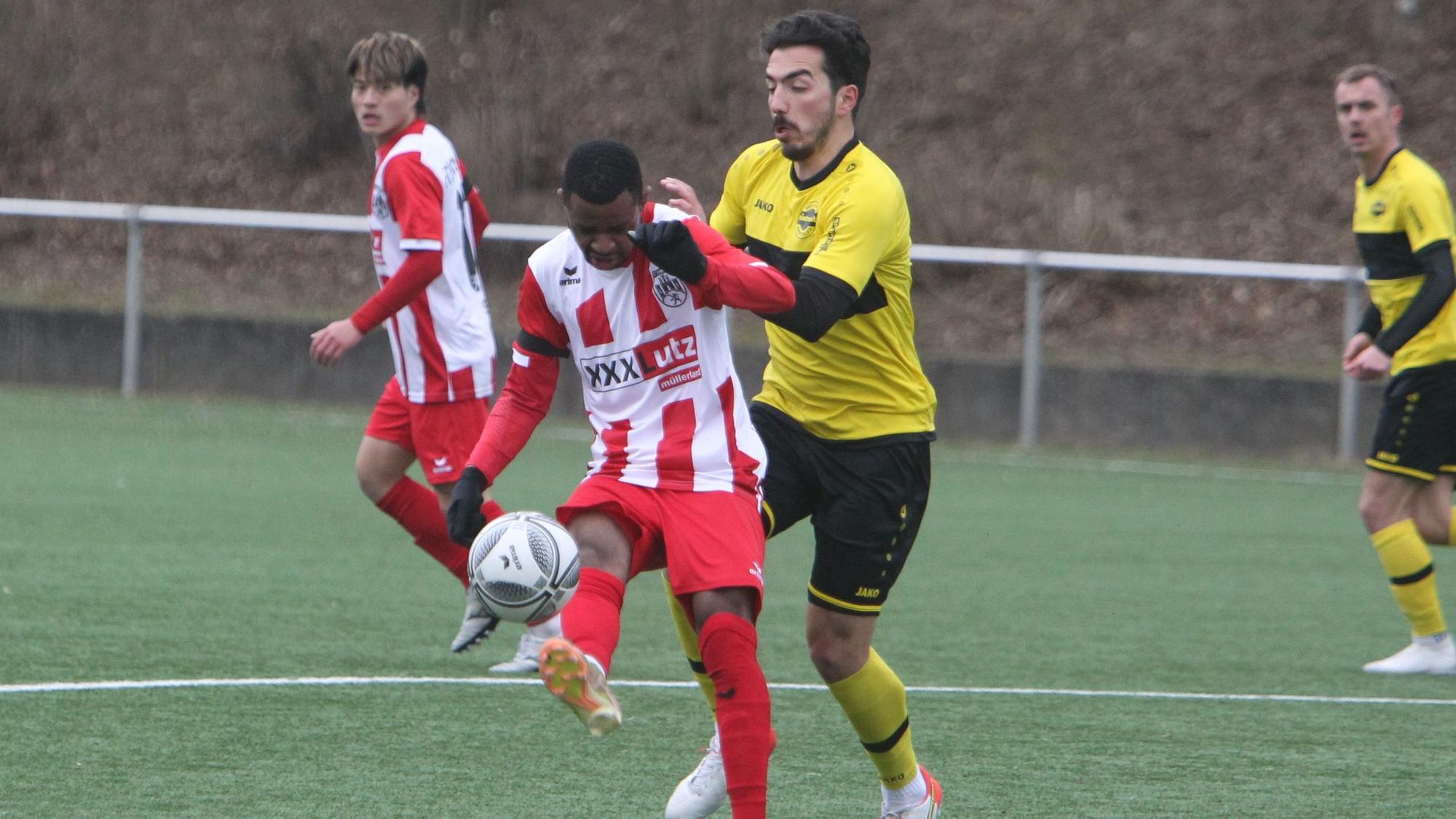 Michael Okoroafor (vorne) vom FC Hennef schießt den Ball weg.