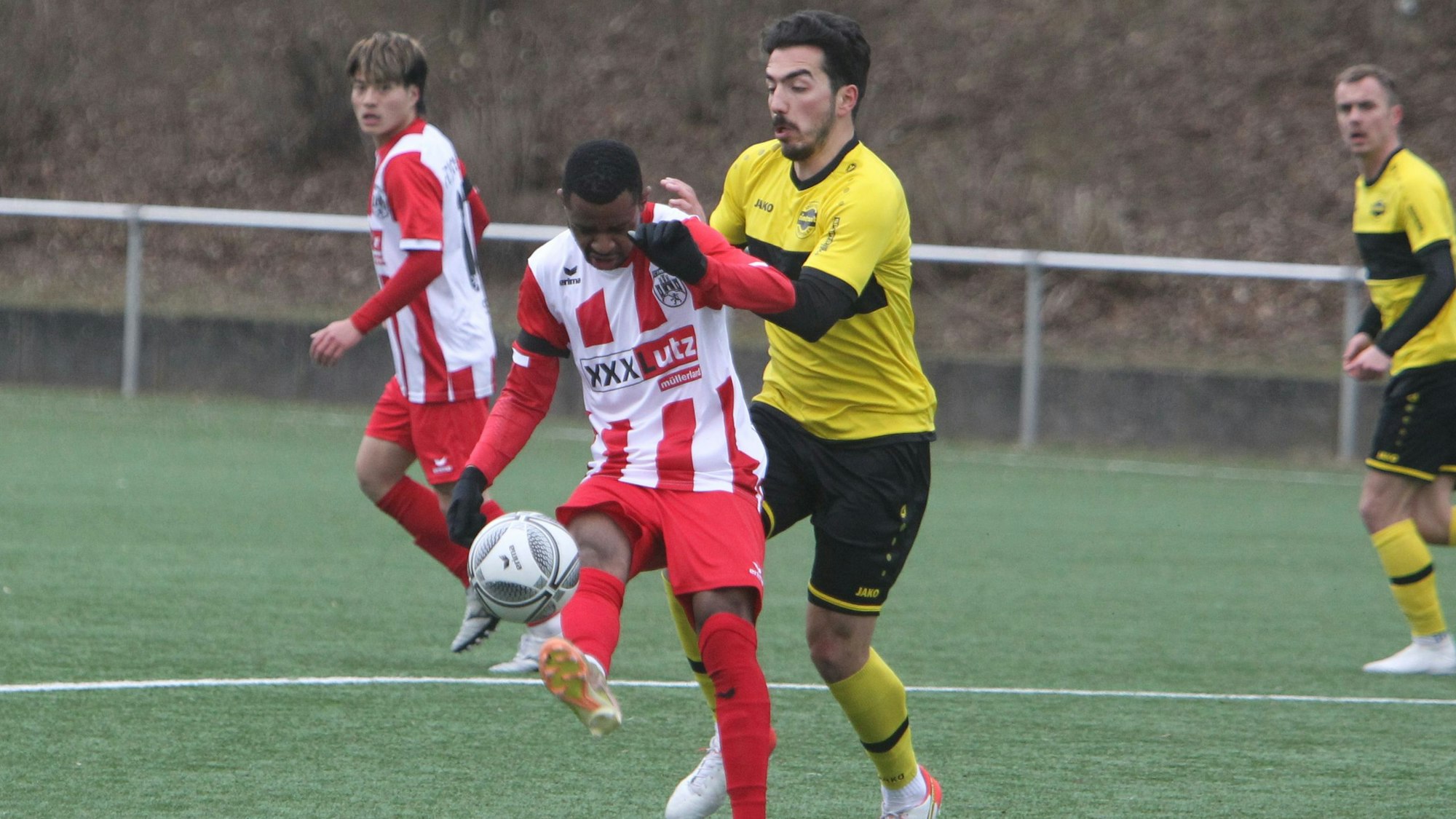 Michael Okoroafor (vorne) vom FC Hennef schießt den Ball weg.