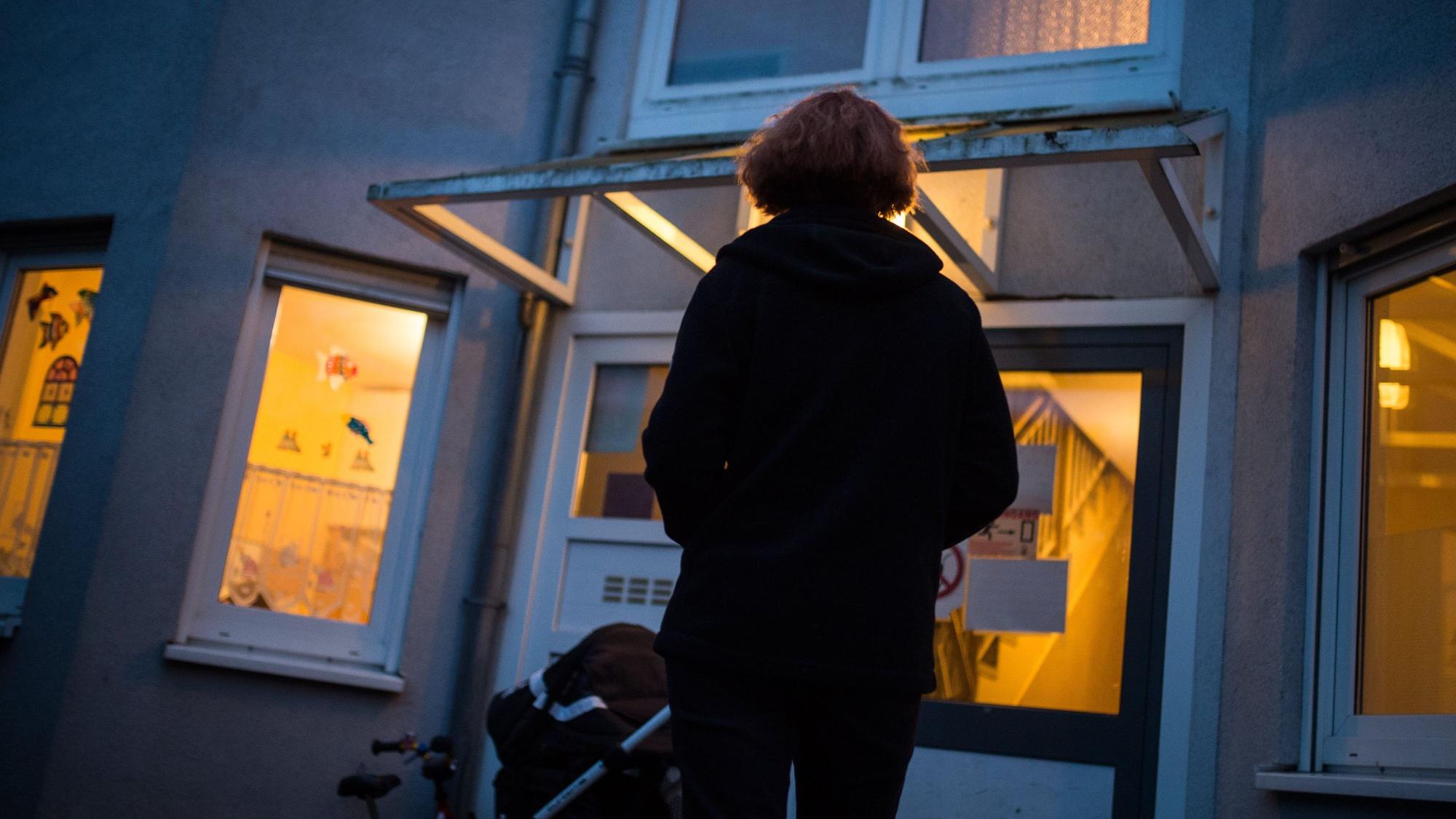 Eine Frau steht vor einem Frauenhaus.