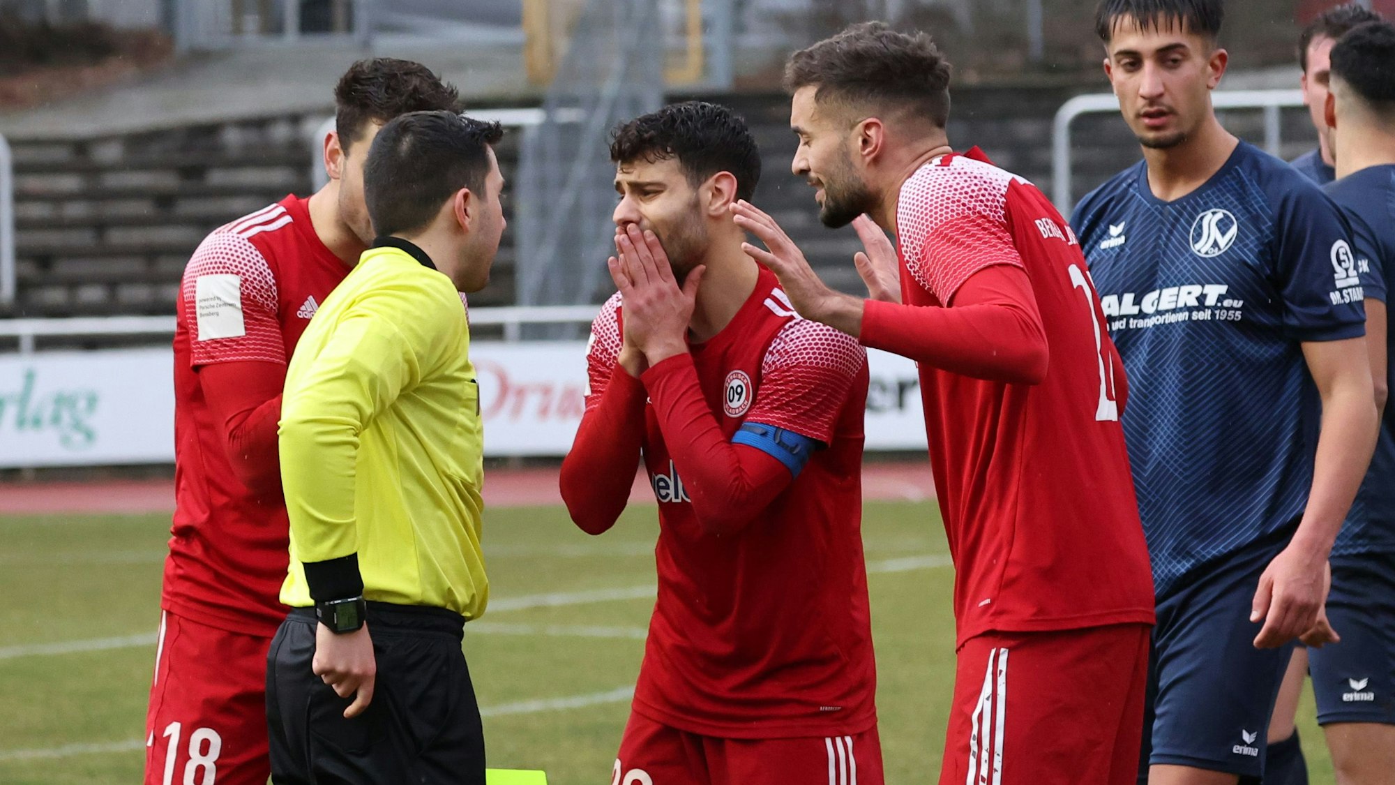 Die Spieler des SV Bergisch Gladbach 09 diskutieren mit dem Schiedsrichter.